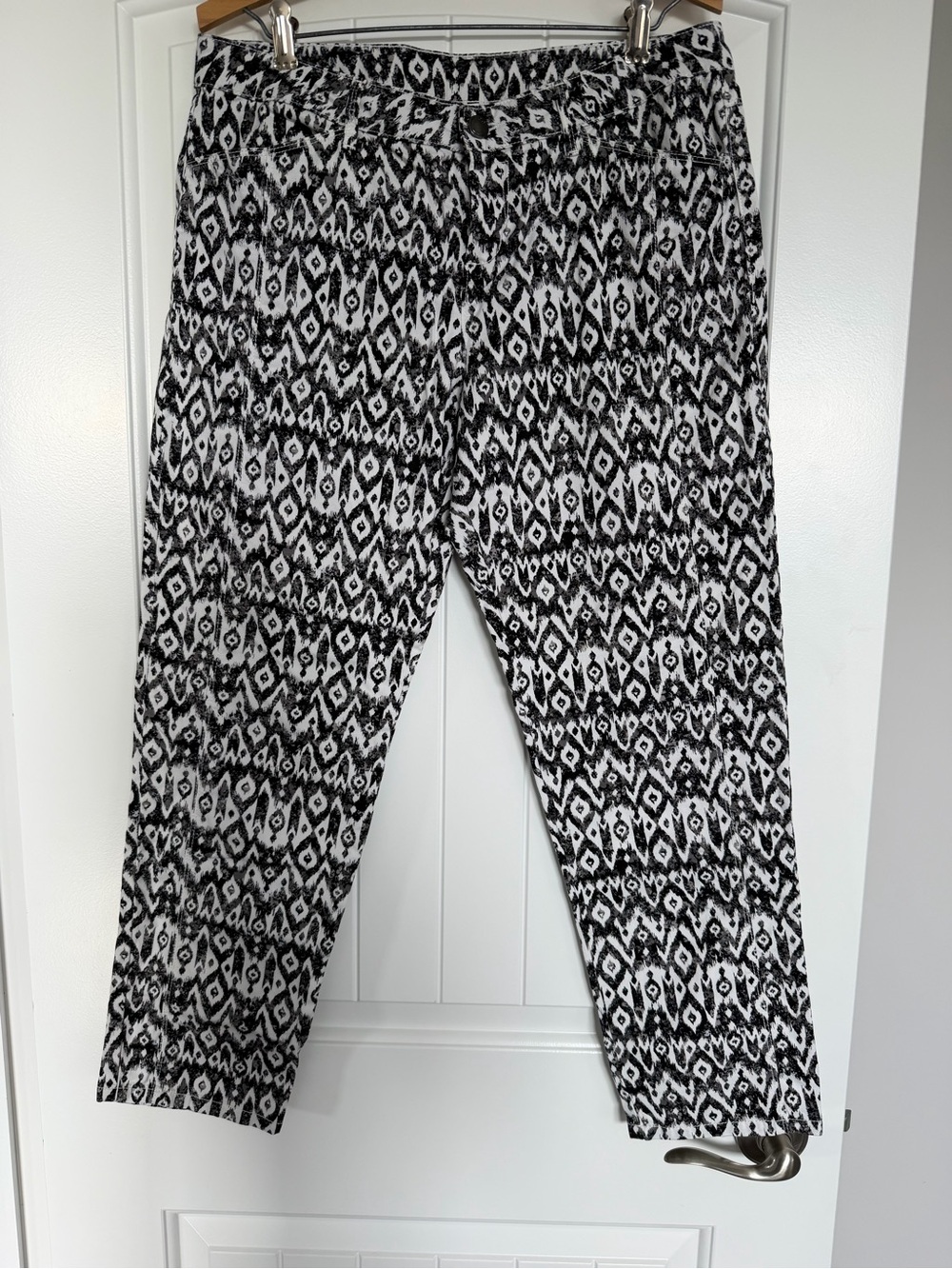 Lole Black & White Ikat Patterned Pull-On Capris